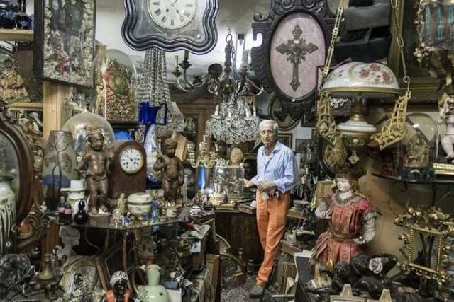 ''Oltre il tempo'': nella bottega di Dario duemila oggetti provenienti dal passato